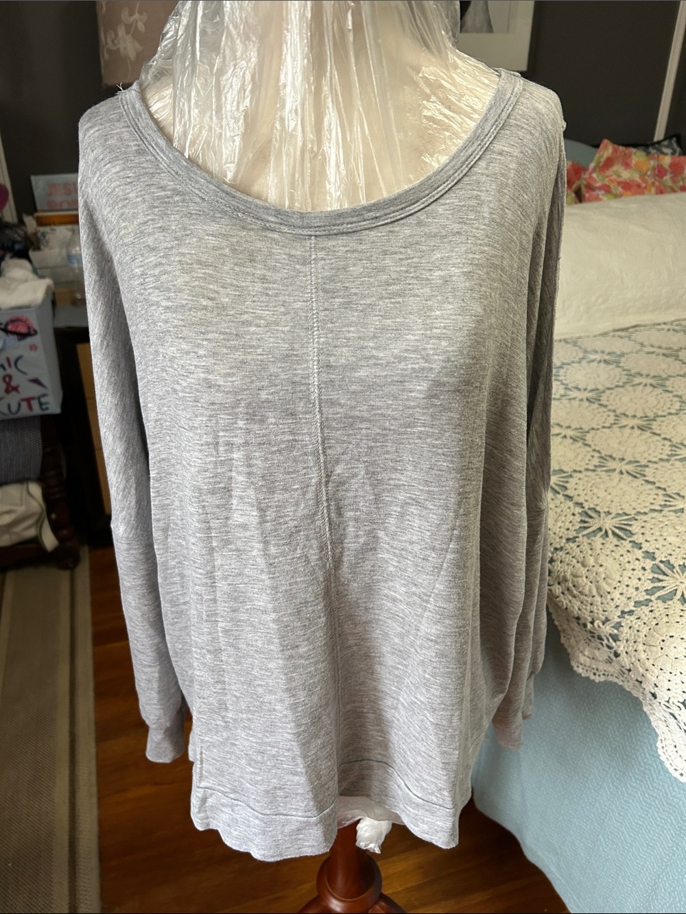 Hummingbird Gray Scoop-Neck Lightweight Women's Top size oversized medium